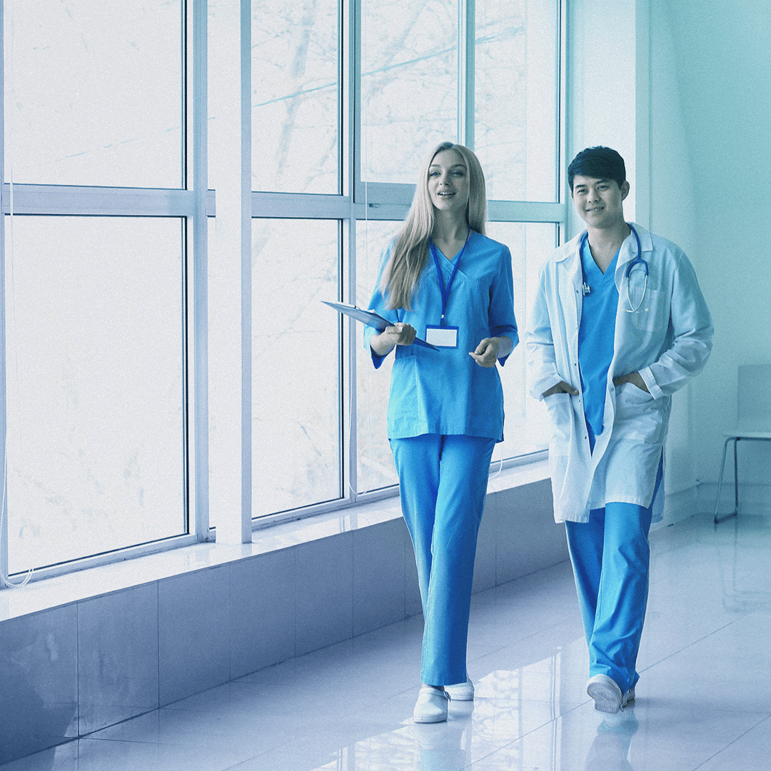 Médicos andam pelo corredor 