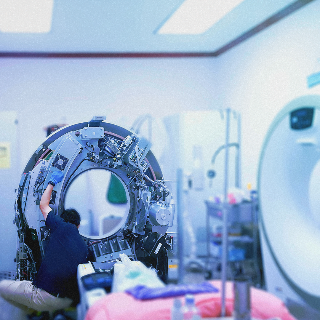 Engenheiro-de-manutenção-repara-máquina-de-tomografia